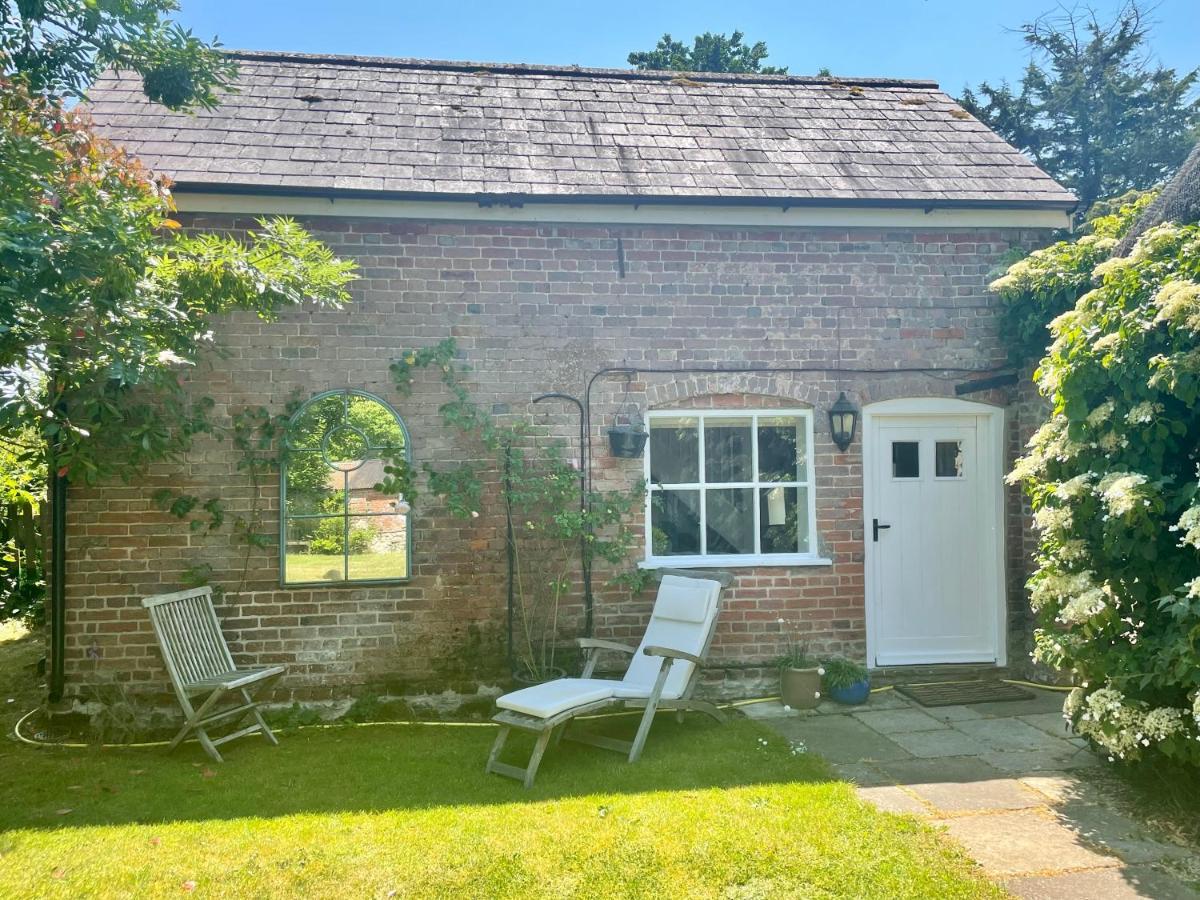 Little Barn Hotel Buckland Newton Exterior photo
